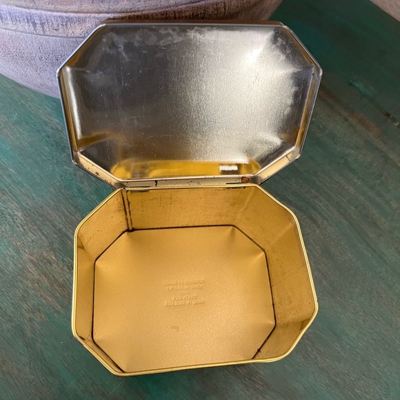 Vintage Floral Tin | Made in England | 5-1/2” W, 3-3/4” T, 4” D - Picture 6 of 9